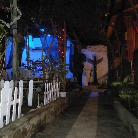 Salon De Nomad Gili T. Bed & Breakfast กีลีตราวางัน ภายนอก รูปภาพ